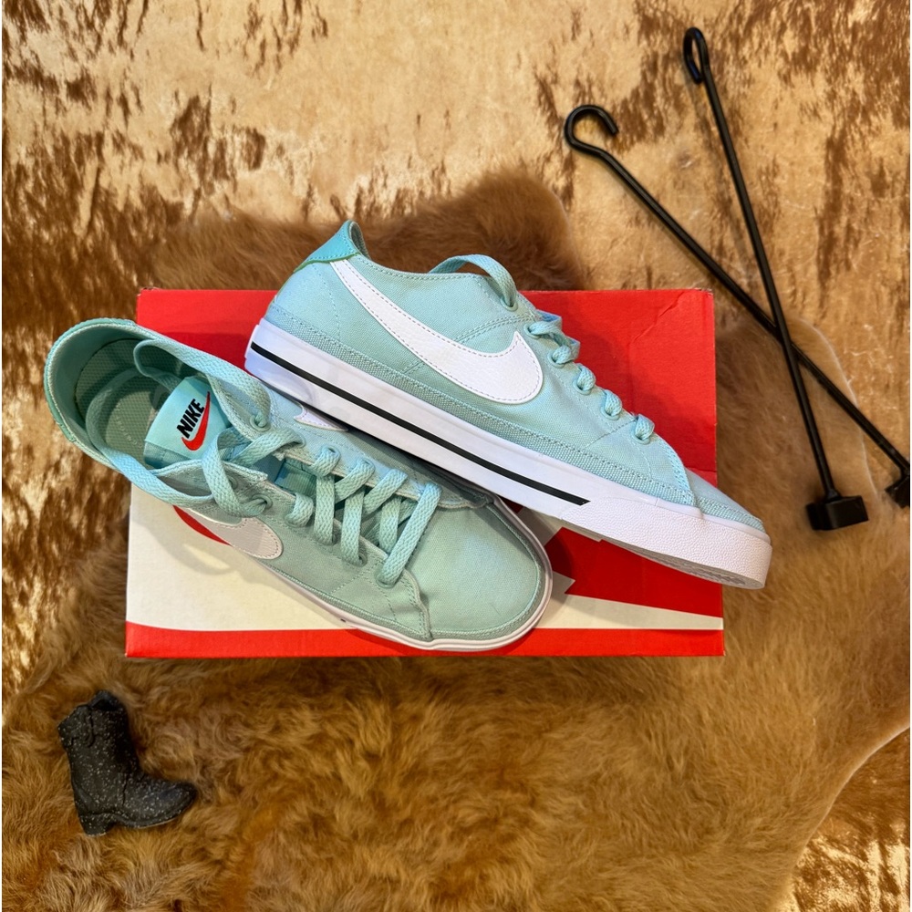 NEW IN BOX! Nike Women’s Court Legacy